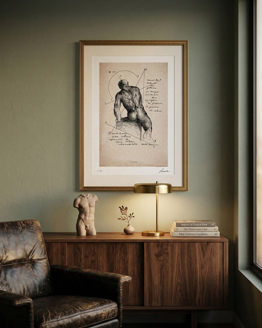 Esempio di arredamento d'interni con l'opera "Dorsum" di Lorenzo Caia esposta sopra una madia in legno in un salotto moderno ed elegante.