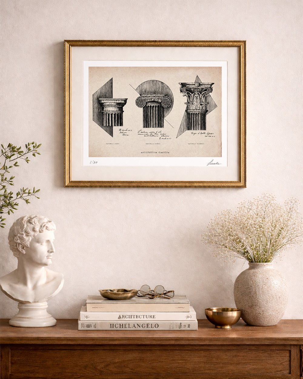 Stampa d’arte Architettura Classica incorniciata in ambiente editoriale, esempio di opera da parete in stile classico e contemporaneo