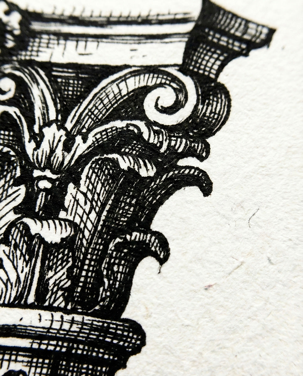 Zoom macro sulla texture della carta cotone museale e sul dettaglio del tratteggio a china dell'opera "Ordo Aeternus". Si nota la precisione della stampa Giclée e la matericità del supporto.