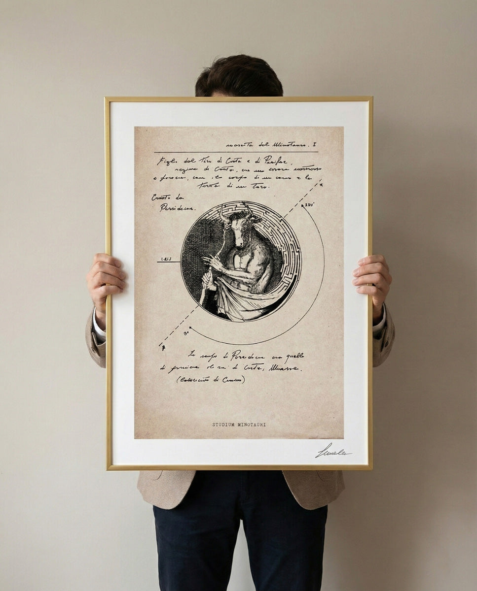 Persona che regge tra le mani l'opera "Studium Minotauri" in formato A3 con cornice dorata. Riferimento visivo per le dimensioni reali della stampa mitologica appesa a parete.