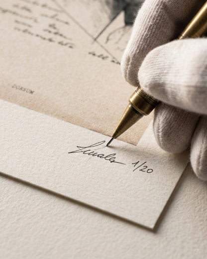 Primo piano della firma autografa dell'artista Lorenzo Caia e numerazione 1/20 su una stampa d'arte originale in edizione limitata.