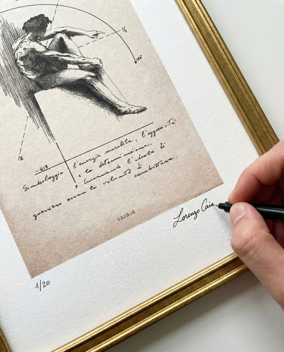 Dettaglio della mano dell'artista Lorenzo Caia mentre appone la firma autografa e la numerazione 1/20 sulla stampa fine art "Cronos". Garanzia di autenticità per collezionisti.