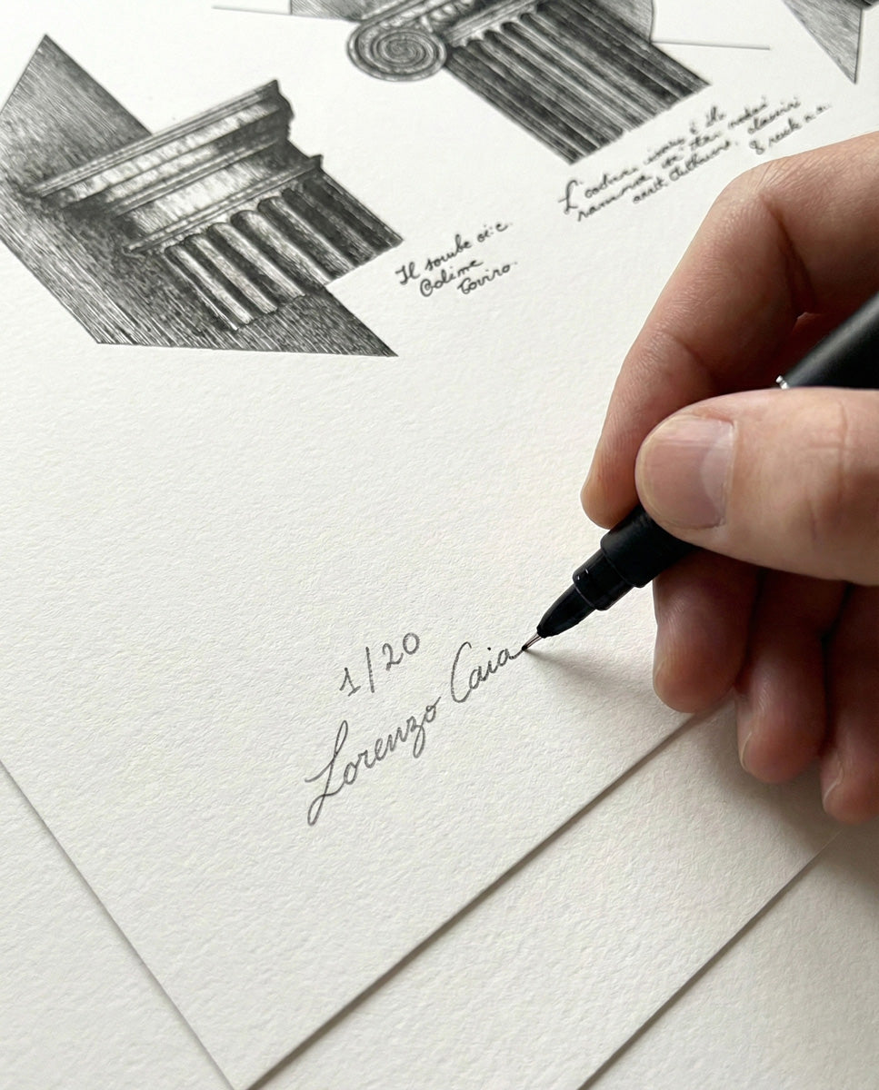 Dettaglio della mano dell'artista Lorenzo Caia mentre appone la firma autografa e la numerazione 1/20 sulla stampa fine art "Ordo Aeternus". Garanzia di autenticità per collezionisti.