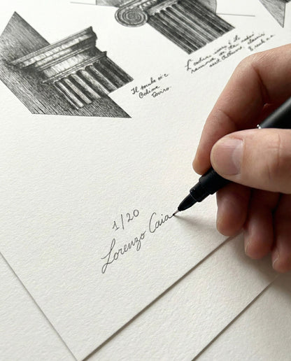 Dettaglio della mano dell'artista Lorenzo Caia mentre appone la firma autografa e la numerazione 1/20 sulla stampa fine art "Ordo Aeternus". Garanzia di autenticità per collezionisti.