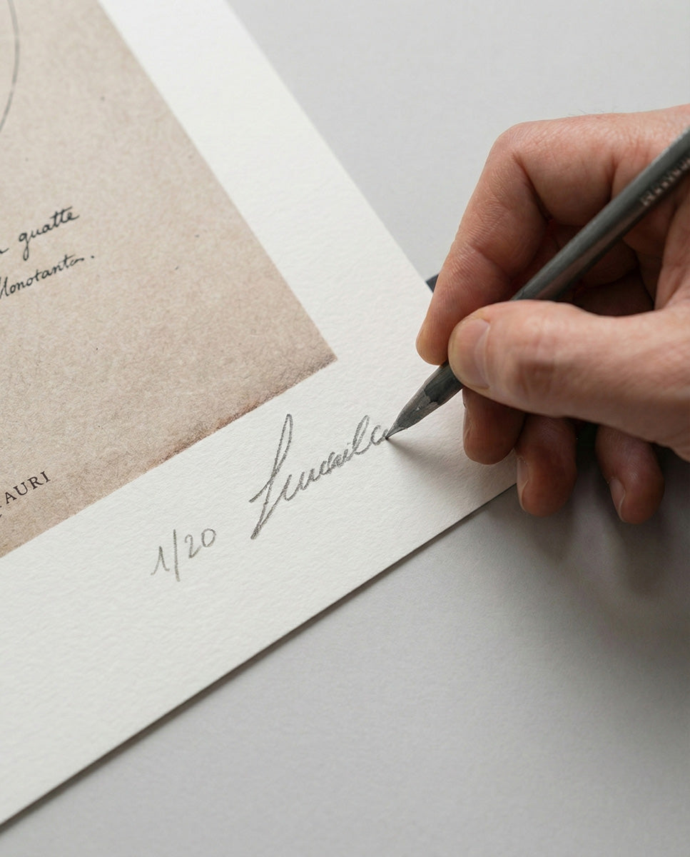 Dettaglio della mano dell'artista Lorenzo Caia mentre appone la firma autografa e la numerazione 1/20 sulla stampa fine art "Studium Minotauri". Garanzia di autenticità per collezionisti.