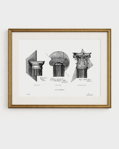 Edizione standard della stampa fine art "Ordo Aeternus" su carta bianca naturale. Illustrazione a china dei tre ordini architettonici classici (dorico, ionico, corinzio), incorniciata in oro. Firmata e numerata 1/20.