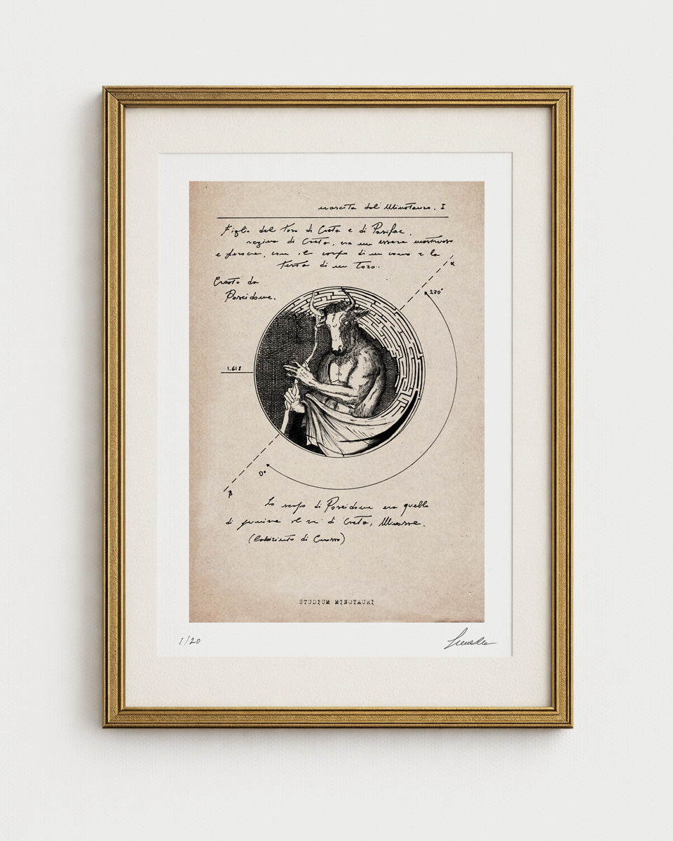 Stampa artistica incorniciata in edizione limitata (1/20) di un'illustrazione del Minotauro di Lorenzo Caia. L'opera, realizzata su uno sfondo effetto pergamena antica, ricorda uno studio rinascimentale e raffigura il Minotauro in un labirinto, accompagnato da testi manoscritti sulla sua nascita e tracciati geometrici legati alla sezione aurea.