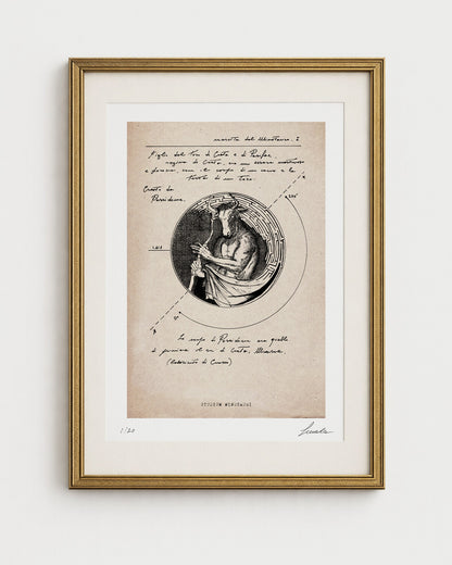 Stampa artistica incorniciata in edizione limitata (1/20) di un'illustrazione del Minotauro di Lorenzo Caia. L'opera, realizzata su uno sfondo effetto pergamena antica, ricorda uno studio rinascimentale e raffigura il Minotauro in un labirinto, accompagnato da testi manoscritti sulla sua nascita e tracciati geometrici legati alla sezione aurea.