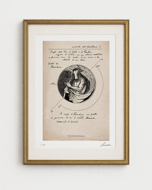 Stampa artistica incorniciata in edizione limitata (1/20) di un'illustrazione del Minotauro di Lorenzo Caia. L'opera, realizzata su uno sfondo effetto pergamena antica, ricorda uno studio rinascimentale e raffigura il Minotauro in un labirinto, accompagnato da testi manoscritti sulla sua nascita e tracciati geometrici legati alla sezione aurea.