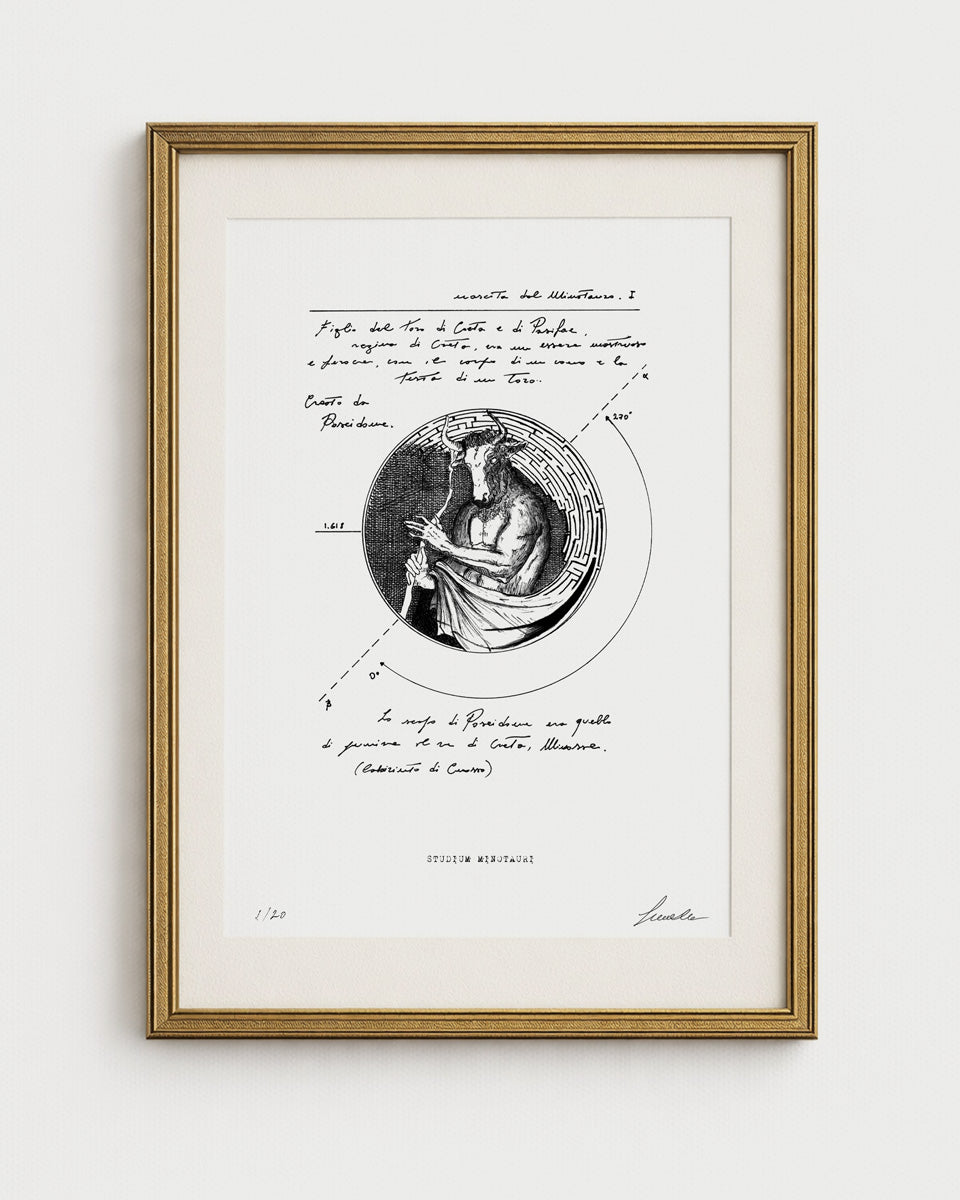 Stampa artistica incorniciata in edizione limitata (1/20) raffigurante uno studio sul Minotauro, realizzata da Lorenzo Caia. L'illustrazione su sfondo bianco mostra il Minotauro all'interno di un labirinto circolare, circondato da appunti manoscritti sulla mitologia greca, riferimenti a Poseidone e linee di proporzione geometrica.