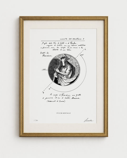 Stampa artistica incorniciata in edizione limitata (1/20) raffigurante uno studio sul Minotauro, realizzata da Lorenzo Caia. L'illustrazione su sfondo bianco mostra il Minotauro all'interno di un labirinto circolare, circondato da appunti manoscritti sulla mitologia greca, riferimenti a Poseidone e linee di proporzione geometrica.